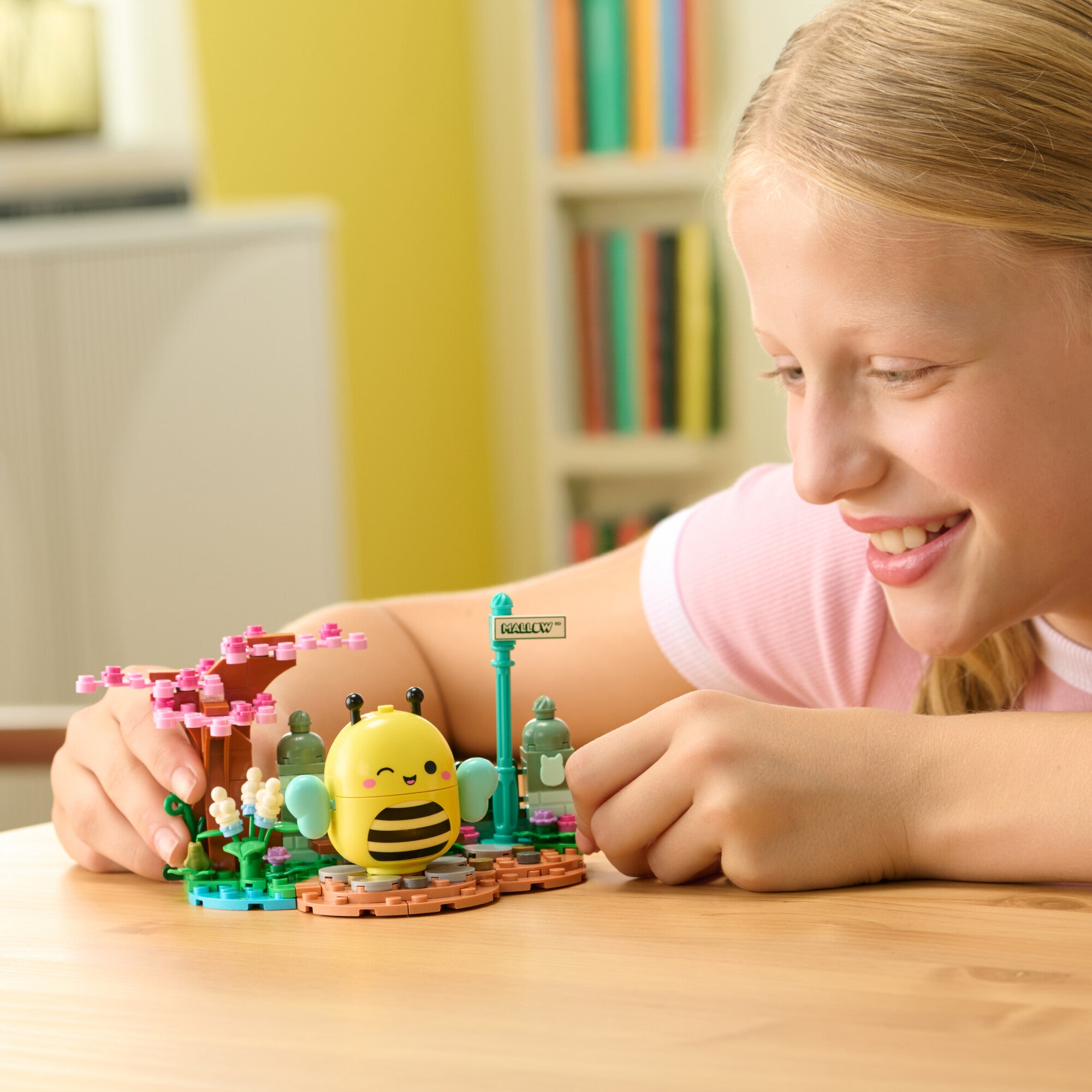 JAZWARES-BLDR-LIFESTYLE6280-1x1-yellow_lpr.jpg